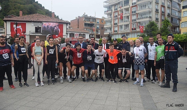SİNOP'TA CUMHURİYET KOŞUSU DÜZENLENDİ