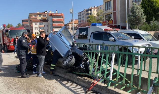 Su kanalına devrilen otomobilin sürücüsü yaralandı