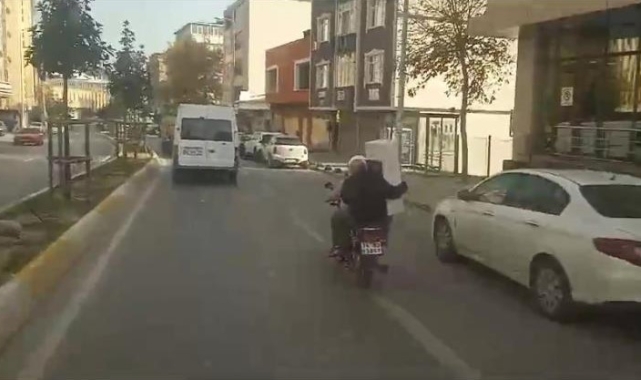 Sultanbeyli'de motosikletle su sebili taşımacılığı kamerada