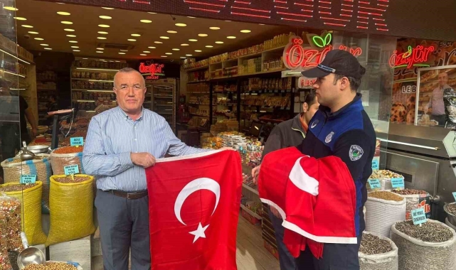 Sungurlu'da esnaf ve vatandaşlara Türk bayrağı dağıtıldı