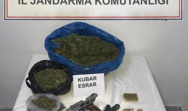 Şüphelilerin evinde yapılan aramada uyuşturucu ve ruhsatsız tabanca çıktı