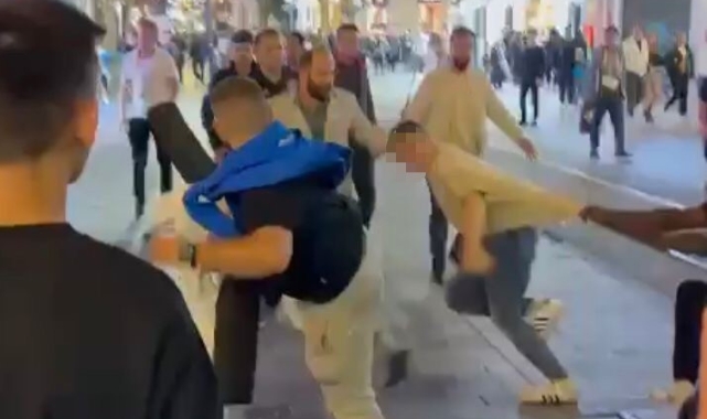 Taksim'de saç ektirme kavgası kamerada: Pansuman yapılmayınca esnafa saldırdılar