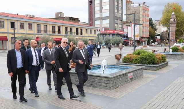 Tamer Karadağlı, Saathane Meydanı'nı inceledi