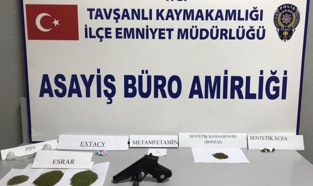 Tavşanlı'da durdurulan tırda uyuşturucu madde ve tabanca ele geçirildi