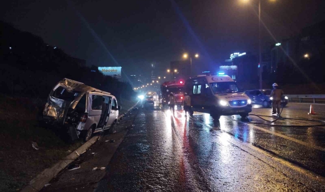 TEM Otoyolu'nda İETT otobüsü park halindeki minibüse çarptı: 2 yaralı