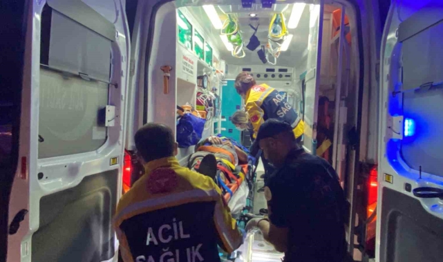 TEM'de bariyerlere çarpan otomobil hurdaya döndü: 3 yaralı