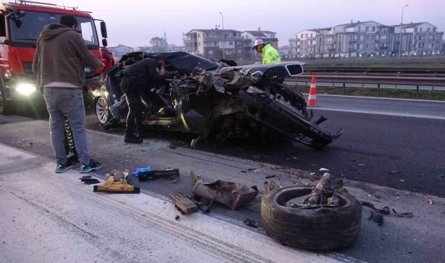 TEM'de kamyona çarpan lüks otomobil kağıt gibi ezildi: 1 ölü, 2 yaralı