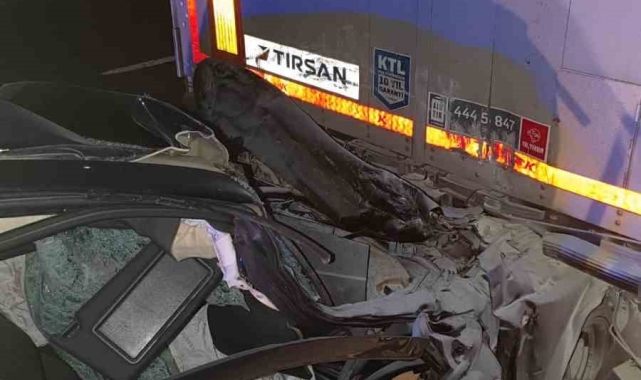 Tıra arkadan çarpan otomobil sürücüsü öldü