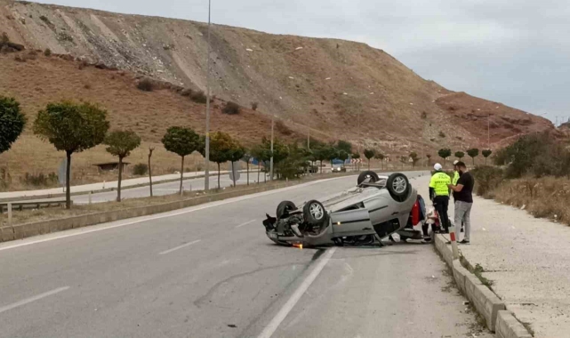 Tokat'ta kaldırıma çarpan araç takla attı: 3 yaralı