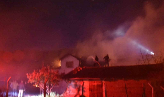 Tosya'da anız yangını sonrası 2 katlı ev tamamen yandı