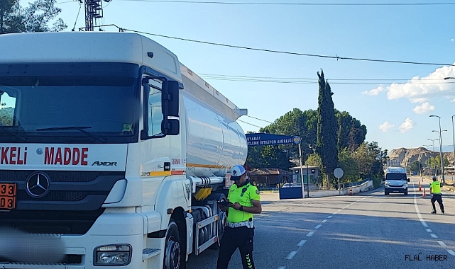 TRAFİK EKİPLERİ TANKER SÜRÜCÜLERİNİ BİLGİLENDİRDİ