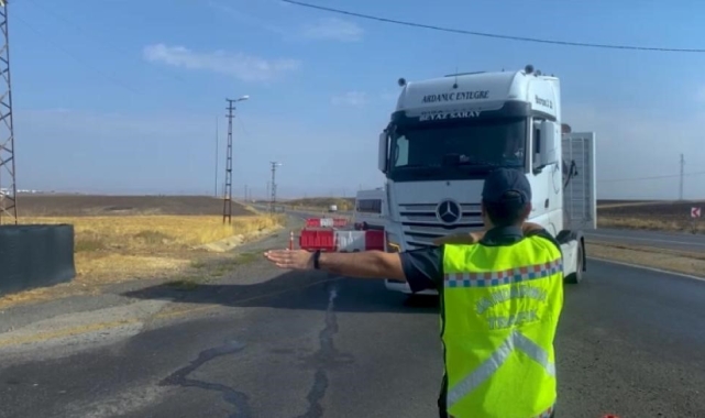 Trafik jandarması 'arka koruma çerçeve' hakkında bilgilendirmede bulundu