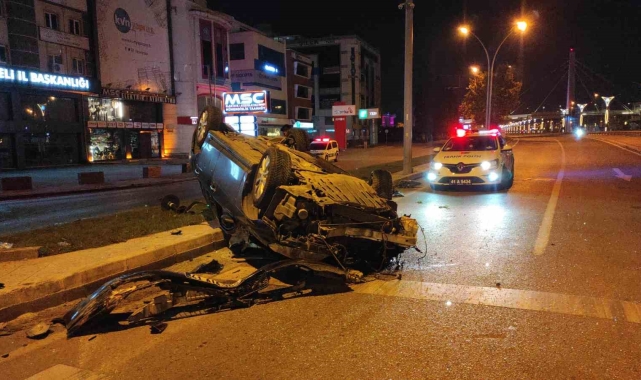 Trafik tabelasına çarpan otomobil takla attı: 1'i ağır 3 yaralı