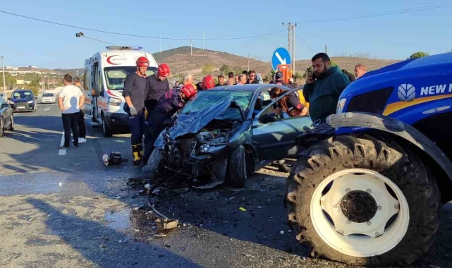 Traktör ile otomobil kaza yaptı: 2 yaralı