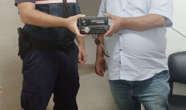 Traktörlerin teyplerini çalan hırsızlar jandarmaya takıldı