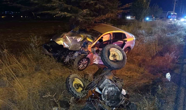 Traktörün ortadan ikiye bölündüğü kazada 5 kişi yaralandı