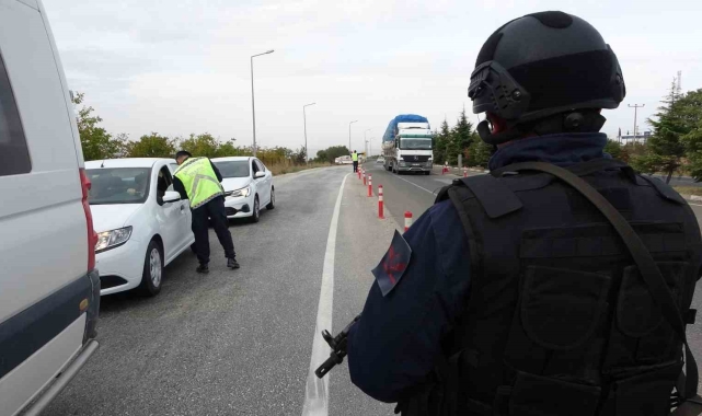 Uşak'ta Cayrokopter ile havadan trafik denetimi