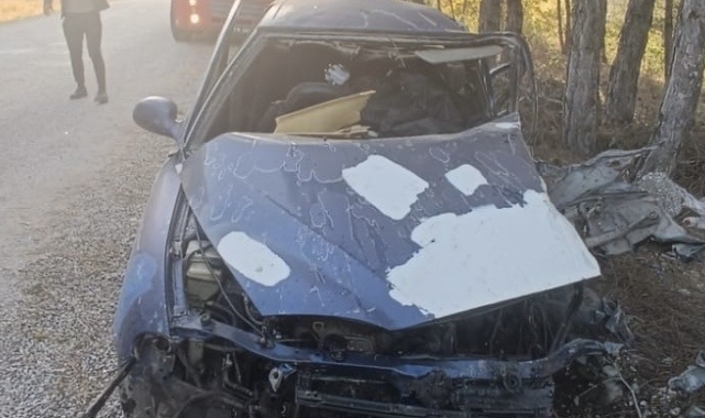 Uşak'ta otomobil ve kamyon kafa kafaya çarpıştı: 1 ölü, 3 yaralı