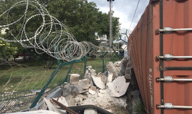 Virajı alamayan tır, fabrika duvarını yıktı