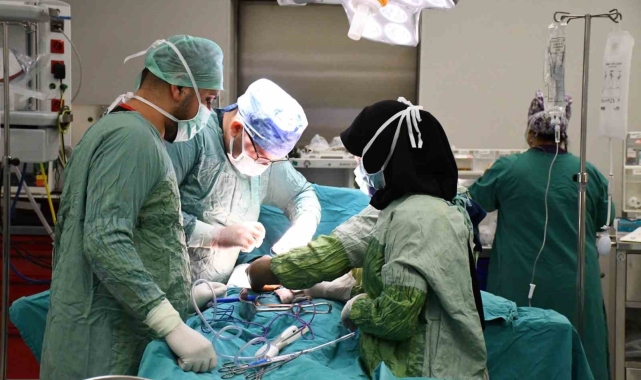 Yaşlı kadının karnından portakal büyüklüğünde kitle çıkarıldı