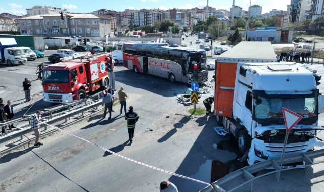 Yolcu otobüsü tırla çarpıştı: 3 yaralı