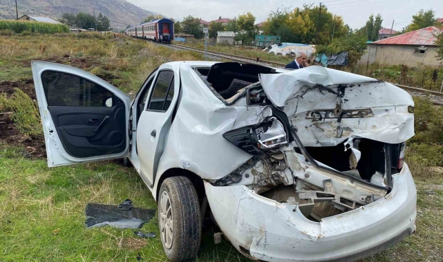 Yolcu treni otomobile çarptı