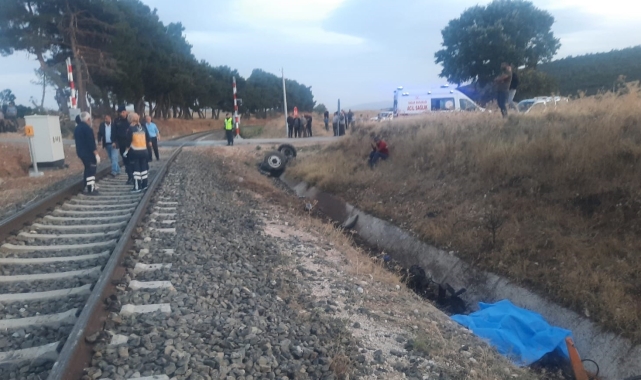 Yolcu treni traktöre çarptı: 1 kişi hayatını kaybetti