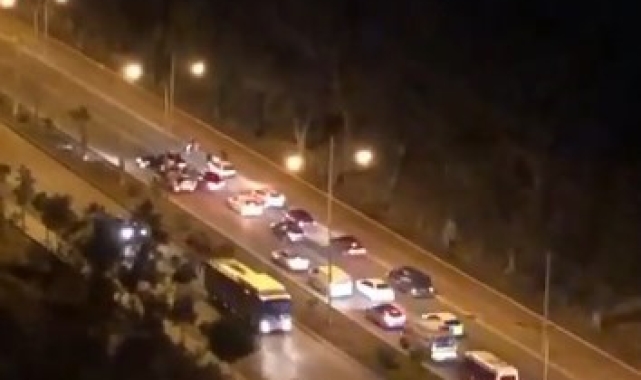 Yolu trafiğe kapatıp oyun oynayan sürücüye para cezası