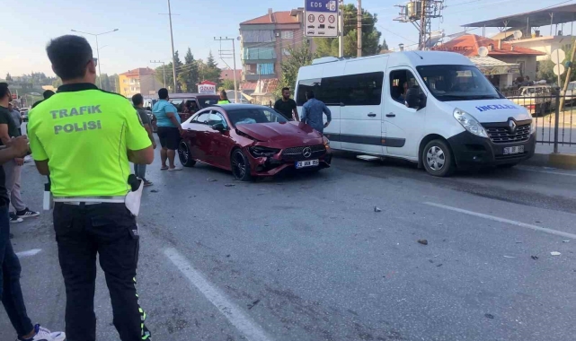 Zincirleme kazada 4 araç birbirine girdi: 1 yaralı