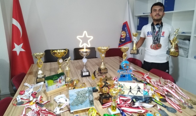 21 yaşındaki Silifkeli Atlet Okan Yumuk, başarıdan başarıya koşuyor
