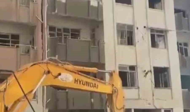 5 katlı bina titreşimle yıkıldı: O anlar kamerada