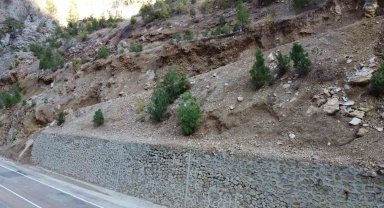 Adana'da 4 öğretmenin otomobilin üzerine kaya düşmesi sonucu öldüğü yolda tehlike devam ediyor