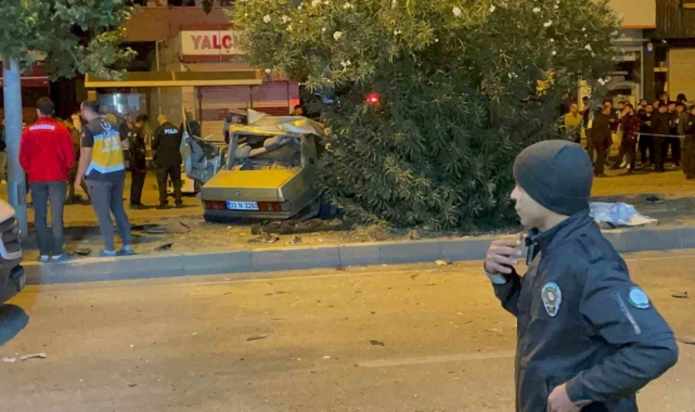 Adana&#039;da ağaca çarpan otomobil ikiye bölündü: 3 ölü, 2 yaralı