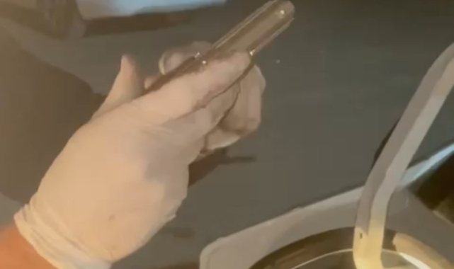 Adana&#039;da bir otomobilde ruhsatsız 17 tabanca ele geçirildi