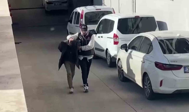 Adana'da sokakta uyuşturucu satan 3 kişi tutuklandı