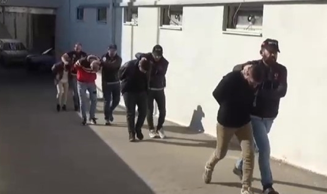 Adana'da torbacı operasyonunda yakalanan 10 kişi tutuklandı