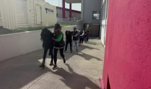 Adana'da torbacı operasyonunda yakalanan 2 kişi tutuklandı