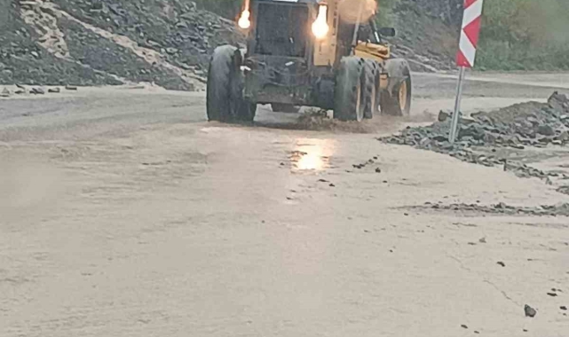 Adıyaman'da heyelanda kapanan köy yollarını açmak için çalışmalar sürüyor