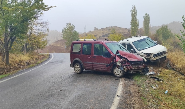 Adıyaman'da iki hafif ticari araç çarpıştı: 9 yaralı