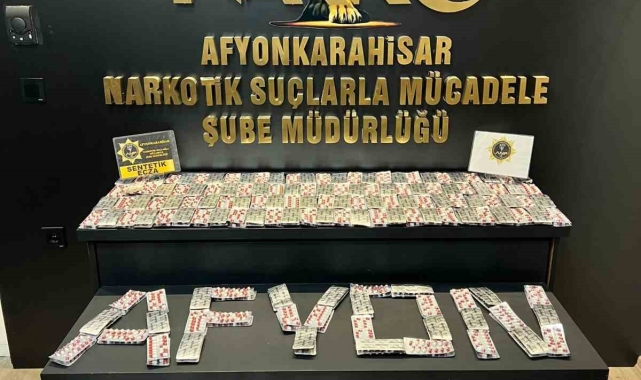 Afyonkarahisar otogarın da 9 bin 758 adet uyuşturucu hap ele geçirildi