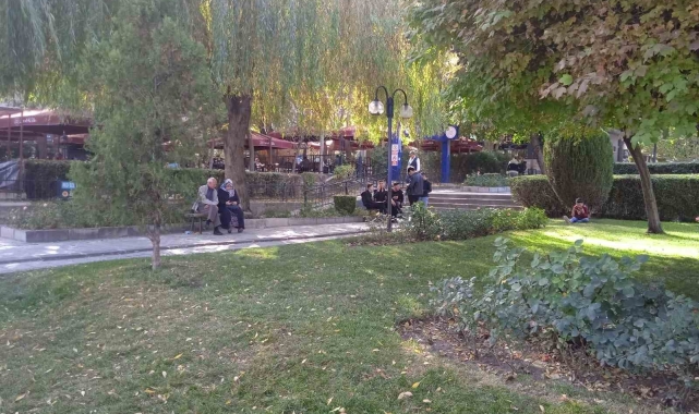 Afyonkarahisar'da kasım ayında yazdan kalma günler yaşanıyor