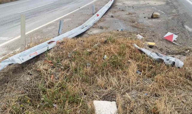 Afyonkarahisar'da otomobil refüje çarparak devrildi: 2 ölü, 1 yaralı