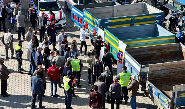 Afyonkarahisar'da 'Reflektör Tak Görünür Ol' projesi devam ediyor