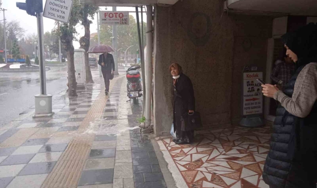 Afyonkarahisar'da sağanak yağış rüzgarla birlikte etkili oldu