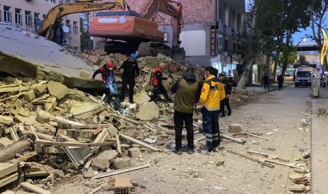 Ağır hasarlı 5 katlı bina çöktü