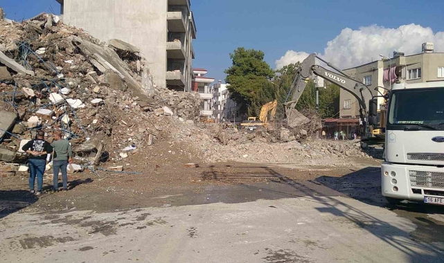Ağır hasarlı bina iş makineleriyle yıkıldı