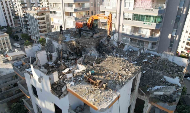 Ağır hasarlı binanın beton bağlama noktasından tepsi çıktı