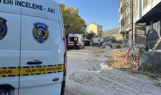 Ağırlığa dayanamayan çatı çöktü: 1 işçi hayatını kaybetti