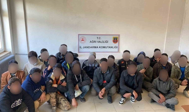 Ağrı'da 25 Afgan göçmen yakalandı, 3 şüpheli gözaltına alındı