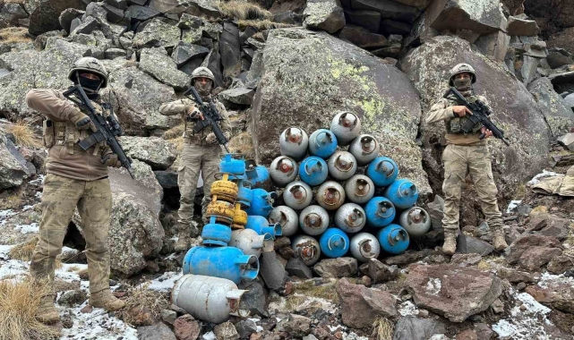 Ağrı&#039;da PKKKCK barınma alanlarına yapılan aramada çok sayıda malzeme ele geçirildi